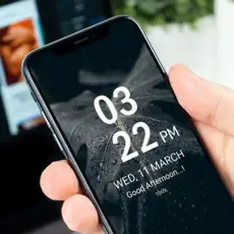 iPhone lock screen with software iOS 16 (unsplash/Sarah B)