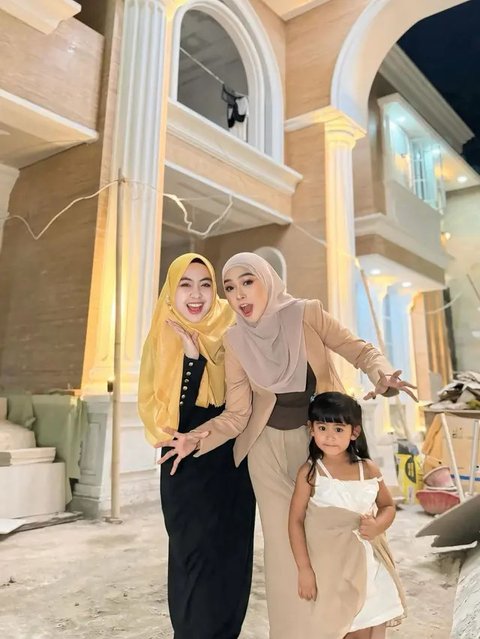 Potret Moana Sidak Rumah Baru yang Hampir Jadi, Bagian Depan Mewah Banget (sumber: Instagram/riaricis1795)