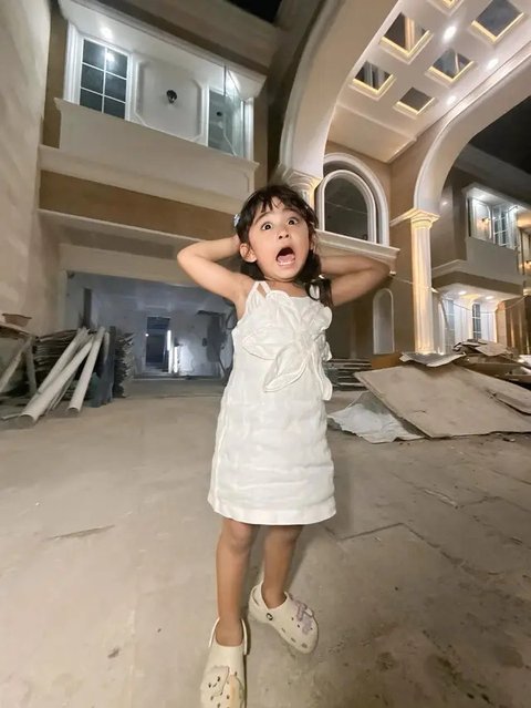 Potret Moana Sidak Rumah Baru yang Hampir Jadi, Bagian Depan Mewah Banget (sumber: Instagram/riaricis1795)