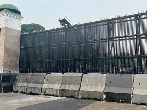 Massa bakar motor saat demo di depan Gedung DPR/RI. (Liputan6.com/Radityo)