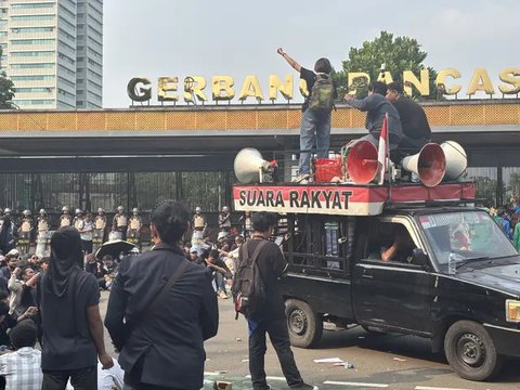 Massa bakar motor saat demo di depan Gedung DPR/RI. (Liputan6.com/Radityo)