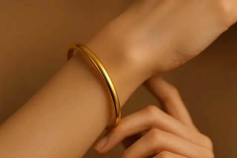 Desain Gelang Emas 24 Karat Kekinian 2025 yang Lagi Viral di Kalangan Ibu-Ibu (created by AI)