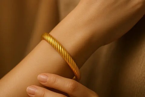 Desain Gelang Emas 24 Karat Kekinian 2025 yang Lagi Viral di Kalangan Ibu-Ibu (created by AI)