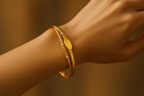 Desain Gelang Emas 24 Karat Kekinian 2025 yang Lagi Viral di Kalangan Ibu-Ibu (created by AI)