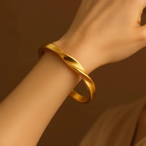 Desain Gelang Emas 24 Karat Kekinian 2025 yang Lagi Viral di Kalangan Ibu-Ibu (created by AI)