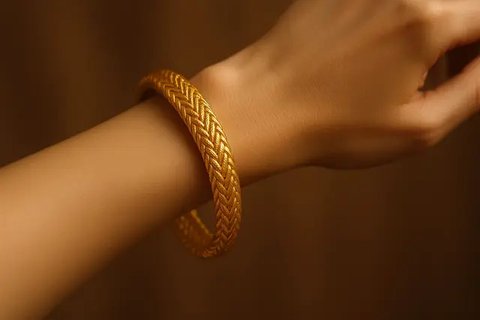 Desain Gelang Emas 24 Karat Kekinian 2025 yang Lagi Viral di Kalangan Ibu-Ibu (created by AI)