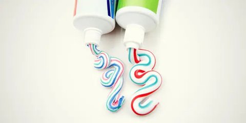 Kamar mandi minimalis dengan kloset duduk, shower berdinding kaca, wastafel gantung, dan keramik abu-putih berpola kotak kecil. (Liputan6.com/MetaAI)