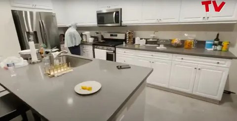 6 Potret Dapur Rumah Uya Kuya di Amerika, Modern dengan Sentuhan Minimalis (sumber: YouTube Uya Kuya TV)