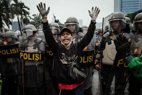 Sebanyak 1.250 personel gabungan disiagakan untuk mengamankan jalannya aksi unjuk rasa hari ini. (YASUYOSHI CHIBA/AFP)