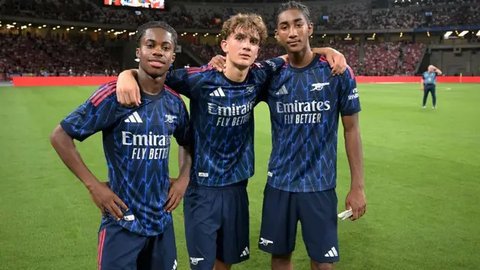 Max Dowman menjalani debut resmi bersama Arsenal di Premier League pada usia 15 tahun dan 234 hari, ketika timnya menang 5-0 atas Leeds United pada pekan kedua di Stadion Emirtes, Sab