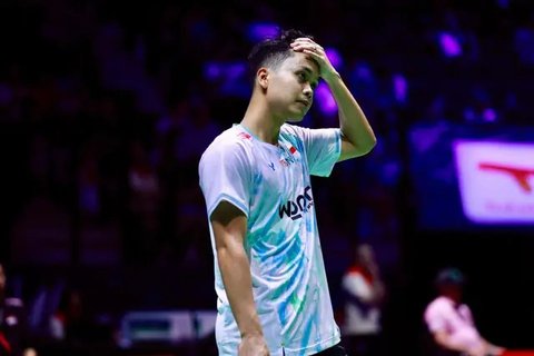 Tunggal putra Indonesia Anthony Sinisuka Ginting tersingkir pada babak 64 besar Kejuaraan Dunia Bulu Tangkis 2025 usai kalah dramatis dari wakil tuan rumah Toma Junior Popov 18-21, 21-19, dan 23-25 di Adidas Arena, Paris, Prancis, Selasa (26/8). (foto: PBSI)