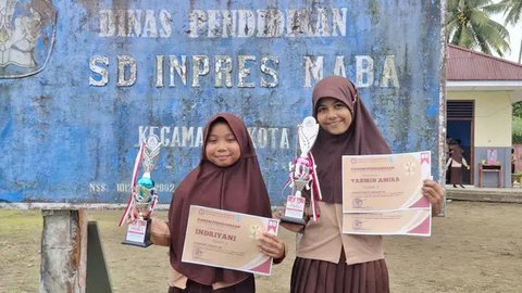 Sejumlah pelajar berlari saat mengambil bagian dalam latihan simulasi gempa bumi dan tsunami di Jimbaran, Bali (5/11/2019). Latihan dilakukan untuk memberikan pengajaran kepada siswa agar men