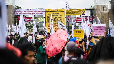 Ribuan buruh dari berbagai elemen melakukan longmarch menuju depan Istana Negara, Jakarta, Kamis (29/9). Dalam aksinya mereka menolak Tax Amnesty serta menaikan upah minumum provinsi (UMP) se
