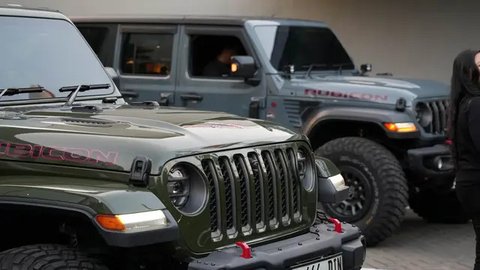 Ario Soerjo, COO of Jeep dan Yusea Kurnia, Brand Head of Stellantis Brand House Ahmad Yani berfoto bersama Jeep Wrangler 4 Door Rubicon (Jeep)