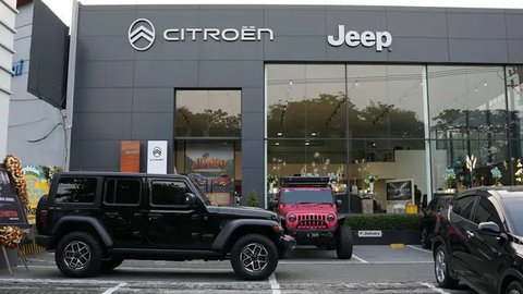 Ario Soerjo, COO of Jeep dan Yusea Kurnia, Brand Head of Stellantis Brand House Ahmad Yani berfoto bersama Jeep Wrangler 4 Door Rubicon (Jeep)