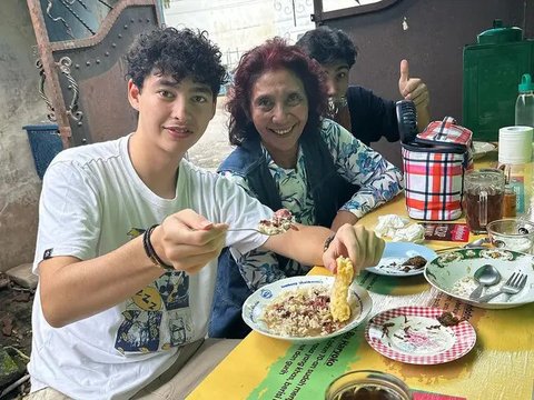 Susi Pudjiastuti saat nongkrong di warung sop ayam Muntilan