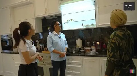 Potret Viona Istri Eko Patrio saat Pakai Batik dan Hijab Turban, Tampilan Elegan dan Modis (sumber: Instagram/viona_rosalina)