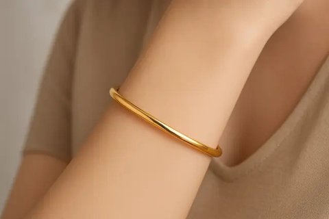 Model Gelang Emas Bangle 24 Karat Polos, Cantik untuk Semua Gaya (sumber:AI)