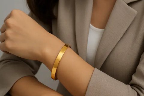 Model Gelang Emas Bangle 24 Karat Polos, Cantik untuk Semua Gaya (sumber:AI)