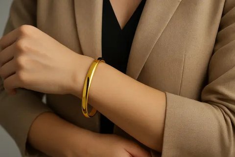 Model Gelang Emas Bangle 24 Karat Polos, Cantik untuk Semua Gaya (sumber:AI)