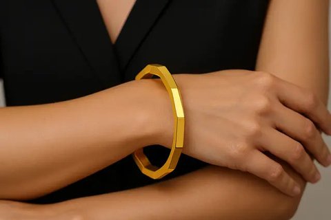 Model Gelang Emas Bangle 24 Karat Polos, Cantik untuk Semua Gaya (sumber:AI)