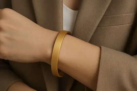 Model Gelang Emas Bangle 24 Karat Polos, Cantik untuk Semua Gaya (sumber:AI)