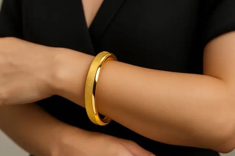 Model Gelang Emas Bangle 24 Karat Polos, Cantik untuk Semua Gaya (sumber:AI)