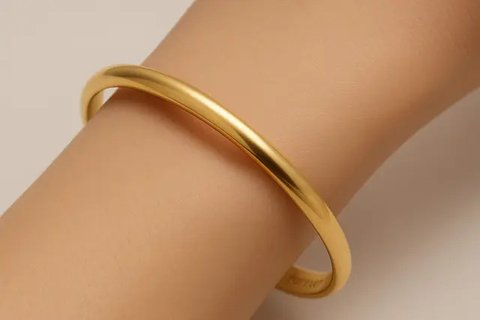 Model Gelang Emas Bangle 24 Karat Polos, Cantik untuk Semua Gaya (sumber:AI)