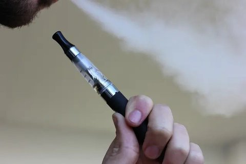 Seorang pria meneteskan cairan vape atau rokok elektronik di kawasan Bundaran HI, Jakarta, Selasa (12/11/2019). Pemerintah melalui BPOM mengusulkan pelarangan penggunaan rokok elektrik dan va
