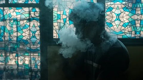 Seorang pria meneteskan cairan vape atau rokok elektronik di kawasan Bundaran HI, Jakarta, Selasa (12/11/2019). Pemerintah melalui BPOM mengusulkan pelarangan penggunaan rokok elektrik dan va