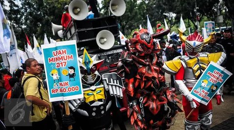 Ribuan buruh dari berbagai elemen melakukan longmarch menuju depan Istana Negara, Jakarta, Kamis (29/9). Dalam aksinya mereka menolak Tax Amnesty serta menaikan upah minumum provinsi (UMP) se