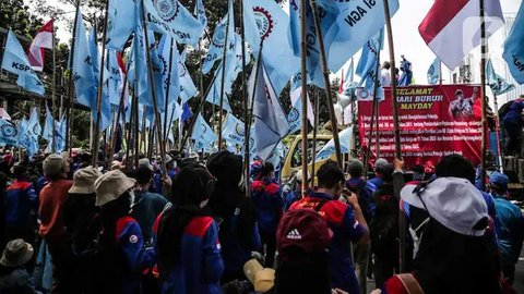 Ribuan buruh dari berbagai elemen melakukan longmarch menuju depan Istana Negara, Jakarta, Kamis (29/9). Dalam aksinya mereka menolak Tax Amnesty serta menaikan upah minumum provinsi (UMP) se