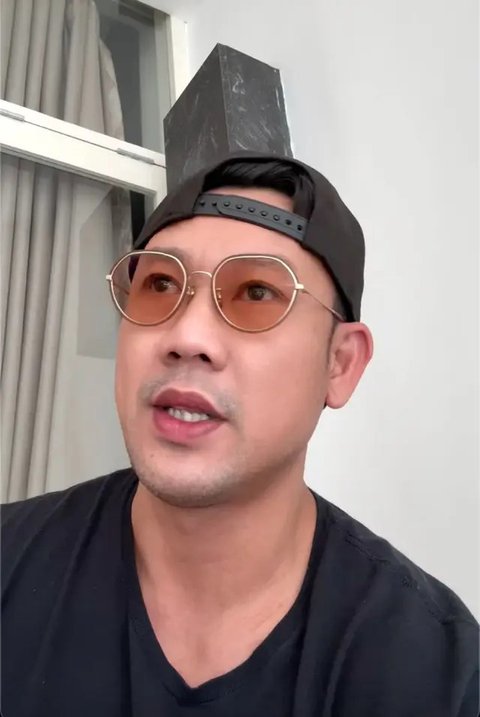 Setelah menggelar podcast bersama DJ Panda, beredar tudingan Denny Sumargo bantu sang disjoki dalam kasus Erika Carlina hamil 9 bulan di luar nikah. (Foto: Dok. YouTube Curhat Bang Denny S