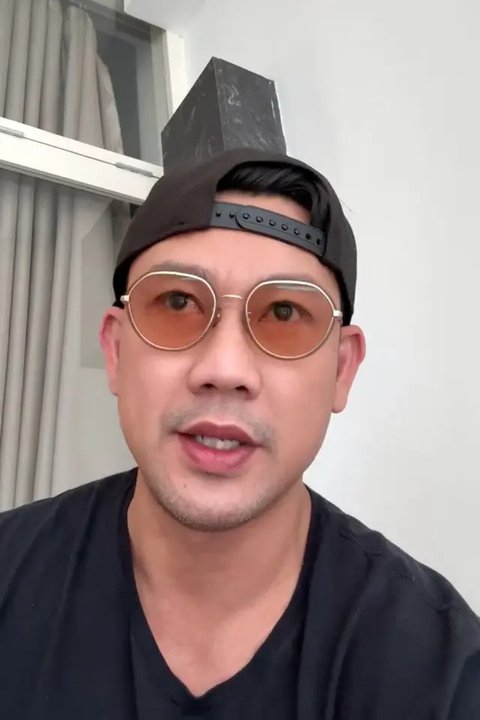 Setelah menggelar podcast bersama DJ Panda, beredar tudingan Denny Sumargo bantu sang disjoki dalam kasus Erika Carlina hamil 9 bulan di luar nikah. (Foto: Dok. YouTube Curhat Bang Denny S