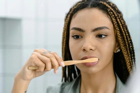 Diabetes sangat berkaitan erat dengan penyakit atau kerusakan jaringan penyangga/penyokong gigi
