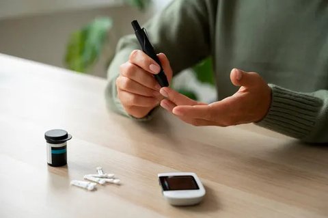 Diabetes sangat berkaitan erat dengan penyakit atau kerusakan jaringan penyangga/penyokong gigi