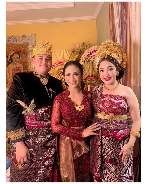 Cantik dan Menawan, Potret Krisdayanti Tampil Mengenakan Kebaya Brokat