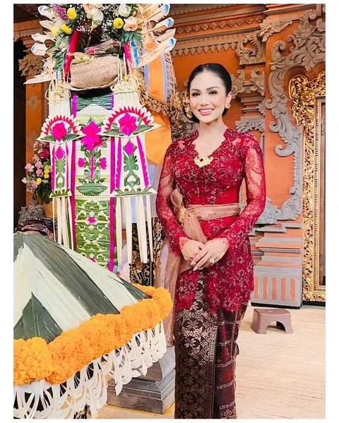 Pesona memukau Krisdayanti di nikahan kakak Sarah Menzel. [IG: @krisdayantilemos]