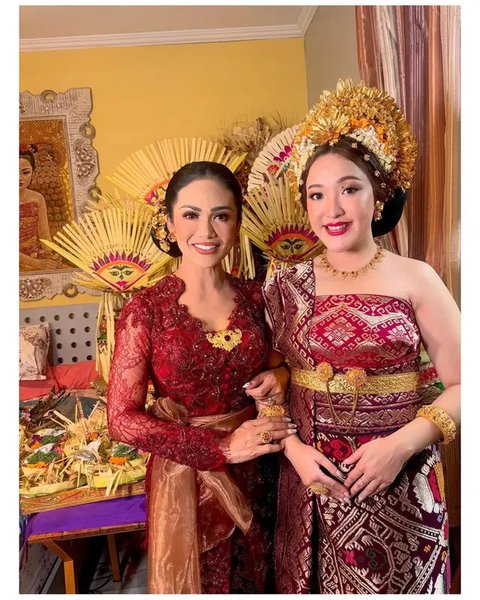 Pesona memukau Krisdayanti di nikahan kakak Sarah Menzel. [IG: @krisdayantilemos]