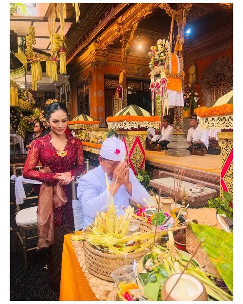 Pesona memukau Krisdayanti di nikahan kakak Sarah Menzel. [IG: @krisdayantilemos]