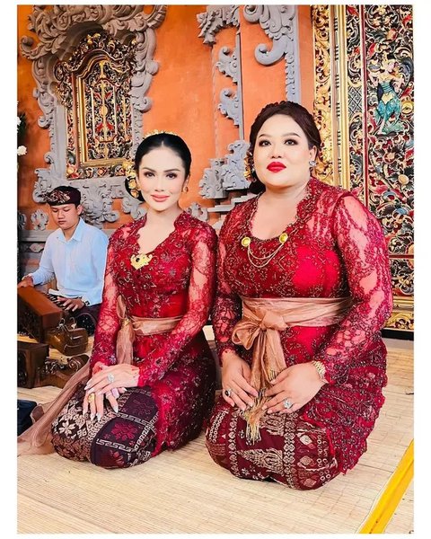 Pesona memukau Krisdayanti di nikahan kakak Sarah Menzel. [IG: @krisdayantilemos]