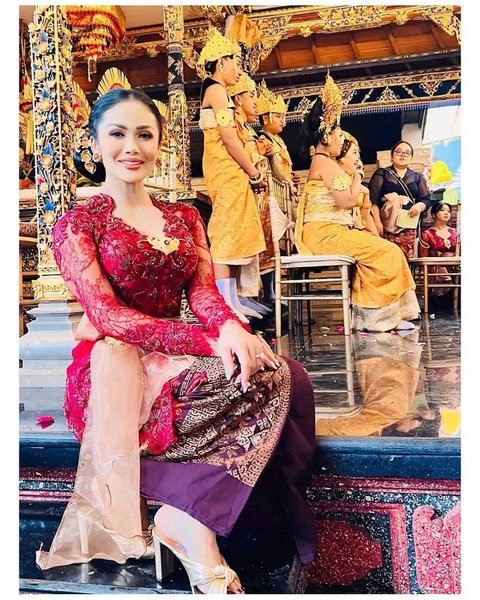 Pesona memukau Krisdayanti di nikahan kakak Sarah Menzel. [IG: @krisdayantilemos]