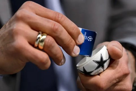 Logo dan Trofi Liga Champions. (Bola.com/Dody Iryawan)