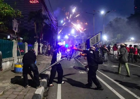 Massa berkumpul saat terjadi ricuh akibat unjuk rasa di sekitar jalan Pejompongan, Jakarta, Rabu (25/9/2019). Polisi menembakan gas air mata di kerumunan massa setelah unjuk rasa pelajar STM