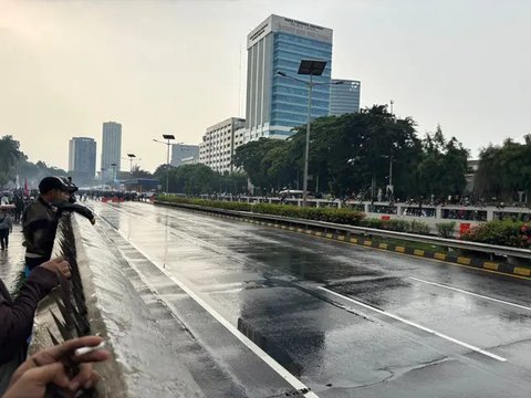 Massa berkumpul saat terjadi ricuh akibat unjuk rasa di sekitar jalan Pejompongan, Jakarta, Rabu (25/9/2019). Polisi menembakan gas air mata di kerumunan massa setelah unjuk rasa pelajar STM
