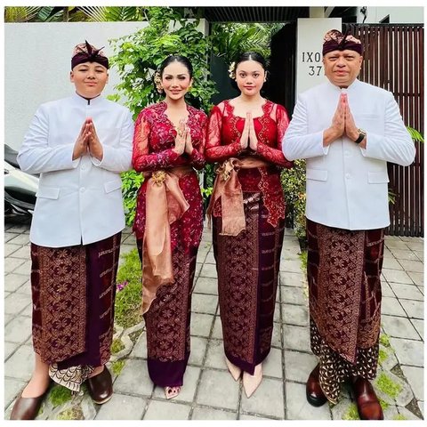 Keluarga Hermansyah di nikahan kakak Sarah Menzel. [IG: @ashanty_ash]