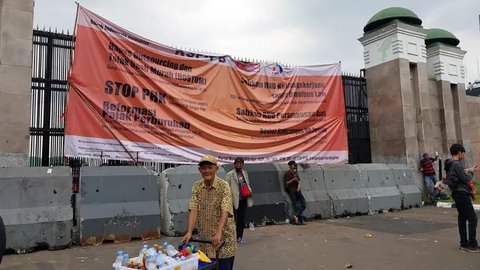 Demo Buruh Depan Gedung DPR