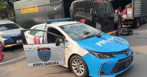 Detik-detik Mahasiswa Kepung Polda Metro Jaya, Mobil Provost Rusak Parah Diamuk Massa