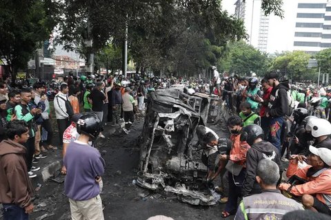 Detik-detik Mahasiswa Kepung Polda Metro Jaya, Mobil Provost Rusak Parah Diamuk Massa