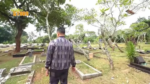 Momen Irfan Hakim ziarah ke makam Mpok Alpa. [YouTube: deHakims Story]